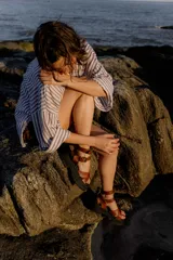 Sandalias de cuero color marrón con plataforma de goma negra.