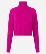 Blusa de punto color blanco, con cuello alto, manga larga y diseño liso.