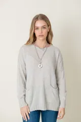 Sweater celeste de lana y viscosa, de corte holgado, con cuello redondo y bolsillos frontales.
