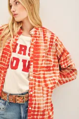 Saco largo hasta la cadera, confeccionado en viscosa y modal con estampa tie dye. Tiene cuello mao, forrería a contratono y botones en la cartera delantera.