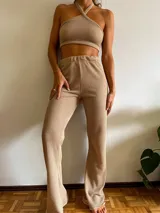 Pantalón de corte fluido color beige, con cintura elástica y diseño liso.