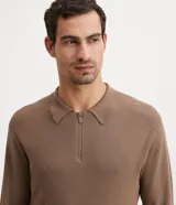 Buzo marrón de viscosa con cuello polo y cremallera.