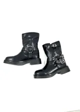 Botas cortas estilo biker de cuero sintético color negro, con hebillas plateadas y suela track.