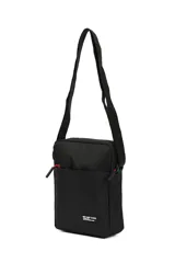 Bandolera negra rectangular de poliéster con correa ajustable y cierre superior. Tiene un bolsillo frontal con cierre y tiradores de cierre rojos.