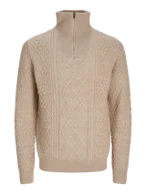 Sweater de punto color beige con cuello alto y cierre de cremallera parcial.