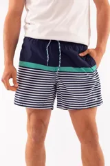 Short de baño con cintura elástica, dos bolsillos laterales y un trasero, fabricado en tela ligera de rápido secado.