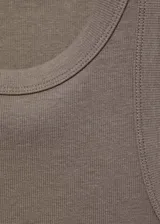 Musculosa marrón de tejido de canalé con cuello redondo y corte recto.