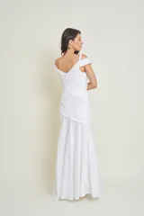 Vestido de novia blanco sin mangas, con escote corazón y espalda en V, presenta un diseño drapeado con bordados.