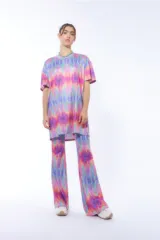 Pantalón de lycra con estampado en tonos vibrantes, ajustado al cuerpo, ideal para looks retro o modernos.
