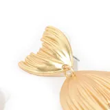Caravanas de diseño metálico dorado con forma de hojas, ideal para complementar cualquier outfit.
