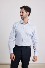 Camisa de vestir azul marino, de corte clásico, con cuello italiano y mangas largas.