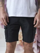 Bermuda de gabardina color marrón con múltiples bolsillos tipo cargo.