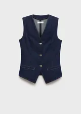 Chaleco de denim azul oscuro con cuello en pico, sin mangas, dos bolsillos delanteros y cierre con botones.