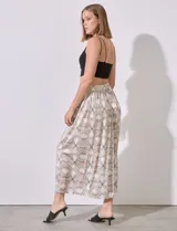 Pantalón capri de seda fría estampada con plisados, pretina ancha elastizada y fit de pierna ancha.
