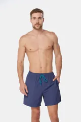 Short de baño color coral con cintura elástica y cordón ajustable.