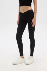 Calza negra de poliamida, corte ajustado y tiro medio.