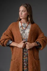 Cárdigan largo color marrón óxido, tejido en mohair con bolsillos frontales y mangas 3/4.