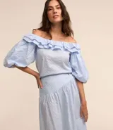 Blusa con escote hombro a hombro, confeccionada en tricolina con estampa rayada, volados en el escote y mangas cortas amplias.