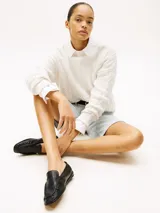 Sweater color crema de punto trenzado con cuello redondo y corte holgado.