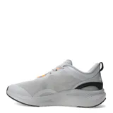 Championes grises de running, marca Umbro, con detalles en naranja y suela negra.
