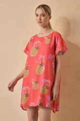 Vestido corto de lino color coral con estampado de ananás en tonos marrones y violetas. De corte recto y mangas cortas con dobladillo.