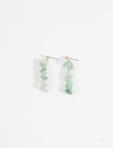 Caravanas largas con piedras naturales en tonos verdes, diseño único y elegante.