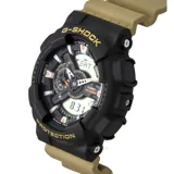 Reloj CASIO G-SHOCK GA110TU-1A5DR con caja negra y correa beige de resina. Esfera analógica-digital de 52mm con detalles en naranja y blanco. Resistente al agua hasta 200 metros.
