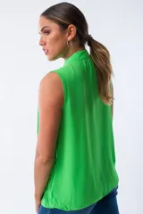 Blusa sin mangas color verde lima, con cuello mao y diseño plisado.