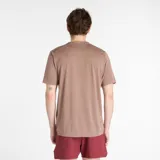 Remera deportiva color marrón claro con logo de New Balance en el pecho.