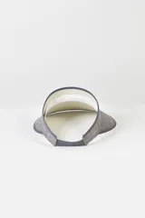 Visera de tela color rosa con borde rosa.