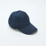 Gorra de béisbol azul marino, lisa, con visera curva y orificios de ventilación bordados.