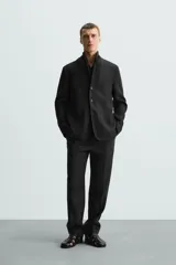 Blazer relaxed fit de lino color negro, con cuello solapa, manga larga, bolsillos frontales de plastrón y cierre frontal con botones. Interior sin forro.