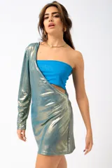 Minivestido azul metalizado con un hombro descubierto y una manga larga.