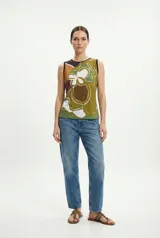 Remera sin mangas de silueta fluida y calce liviano, con estampa exclusiva inspirada en flores silvestres. Confeccionada en tejido con elasticidad suave y etéreo.