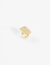 Anillo de acero quirúrgico hipoalergénico con diseño texturizado.