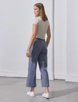 Pantalón jogger wide leg color azul grisáceo, con pretina ancha elastizada y lazo de ajuste.
