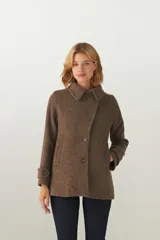 Chaquetón marrón de lana con cuello, abrochadura simple con botón en el cuello y bolsillos ojal.