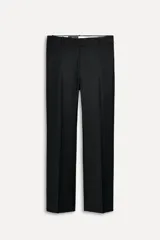 Pantalón de vestir negro de lana con corte recto, tiro bajo, trabillas para cinturón, bolsillos laterales y traseros de doble vivo.