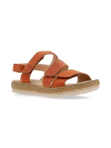Sandalias de cuero nobuck color naranja, con tiras ajustables con velcro, forro y plantilla de cuero, y suela de PVC cosida y flexible.