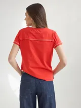 Remera color crudo de algodón, con bolsillo en el pecho y bordes con costuras a la vista.