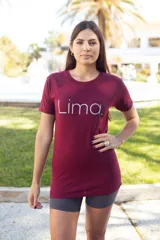 Remera color borgoña con cuello redondo y estampado frontal con la palabra "Lima" en color blanco.