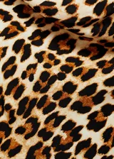 Vestido largo de tirantes finos con estampado de leopardo y escote redondo.