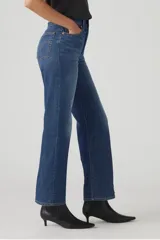 Pantalón de jean azul de corte recto, tiro alto y largo al tobillo.