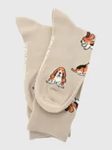 Calcetines largos color beige con diseño de perros de raza Basset Hound en diferentes poses. Algunos perros llevan sombreros de vaquero.