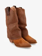 Bota de caña media color negro con detalle de tramado en los laterales. Diseño de punta fina y taco ancho bajo. Confeccionada 100% en cuero.