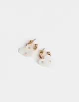Aros tipo argolla dorados con dije de corazón de nácar y pequeño strass.