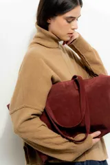 Bolso tipo tote de gamuza color bordó con doble asa de hombro.