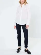 Camisa blanca de manga larga Tommy Hilfiger, de corte regular, con cuello abotonado, cierre con botones y logo bordado en el pecho.