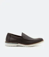 Zapato slip on marrón de cuero con suela blanca.