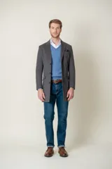 Abrigo gris de lana, corte slim fit, con solapas de muesca, cierre de tres botones y bolsillo de parche en el pecho.